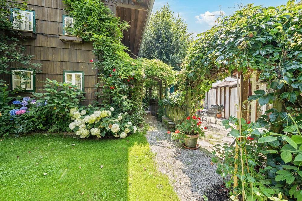 ... mit gepflegter Gartenlandschaft