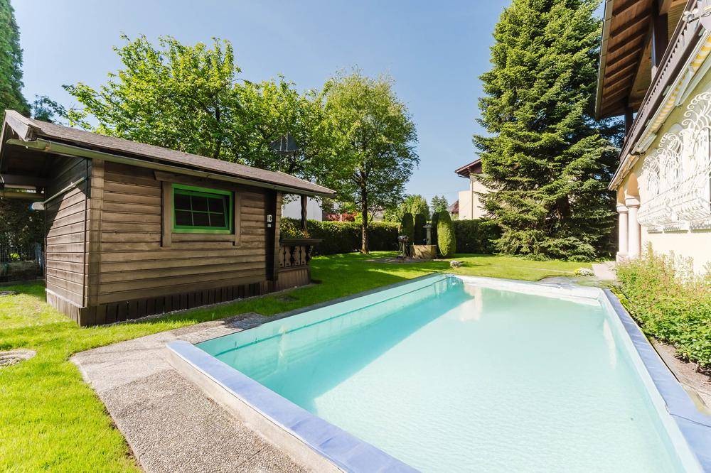 Der Pool lädt an heißen Tagen zu einem Sprung ins kühle Nass ein