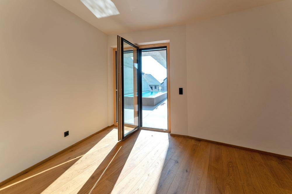 Das Master-Schlafzimmer mit direktem Terrassenzugang