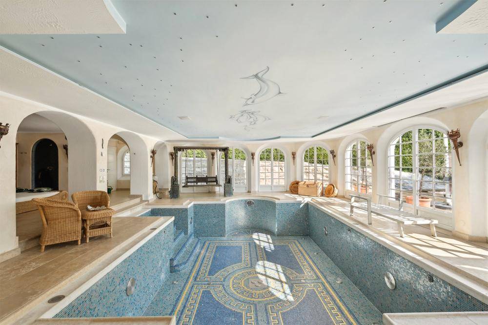 Der Indoor-Pool im Wellnessbereich