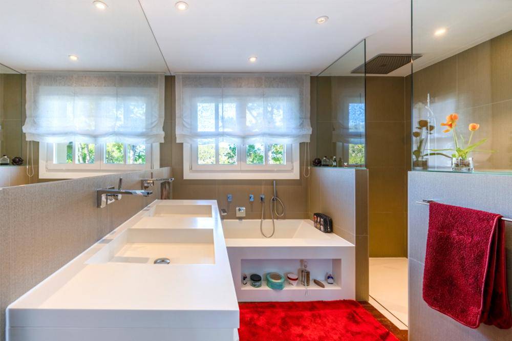 Modernes Badezimmer mit Doppelwaschbecken, Badewanne und separater Dusche, hell und funktional gestaltet.