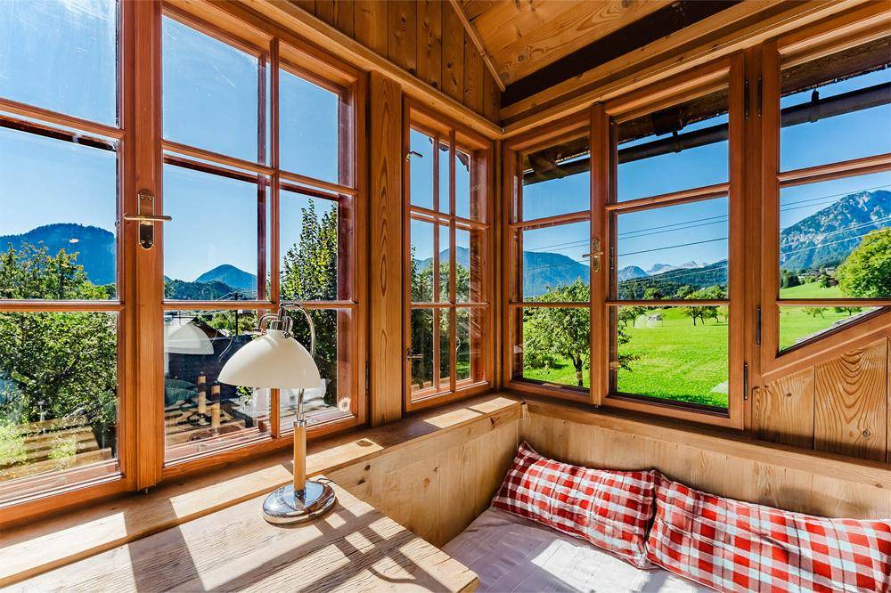 Detailansicht des Wintergartens mit weitem Blick auf die Berge und grüne Landschaft.