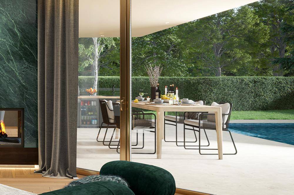 Heller Essbereich mit großzügigen Glasfronten und direktem Zugang zur Terrasse mit Pool.