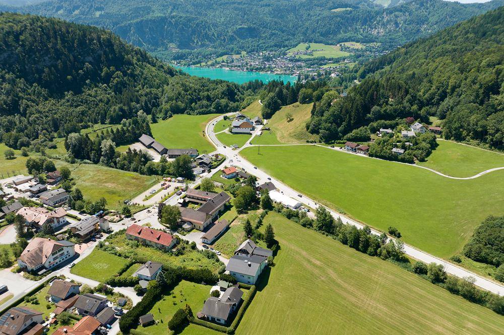 Mit Pamoramablick auf die umliegende See- und Bergwelt