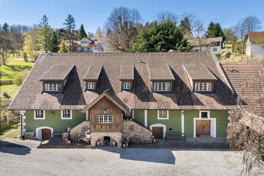 Landjuwel im Wienerwald: Repräsentatives Anwesen auf 37,5 Hektar mit Pool und Naturteich - Ansicht 3