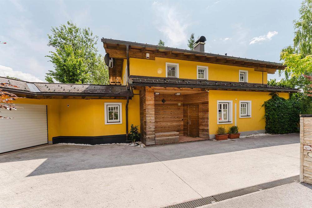 Die Einfahrt zum Einfamilienhaus mit 2 Doppelgaragen