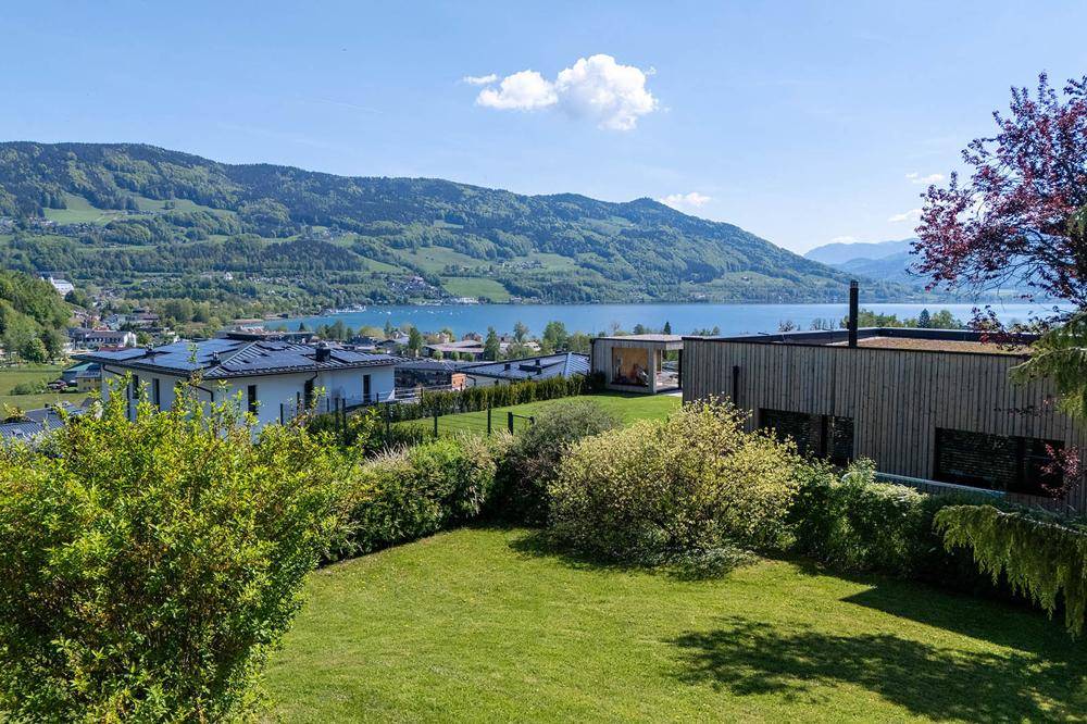 Der traumhafte Garten und der Blick auf den Mondsee