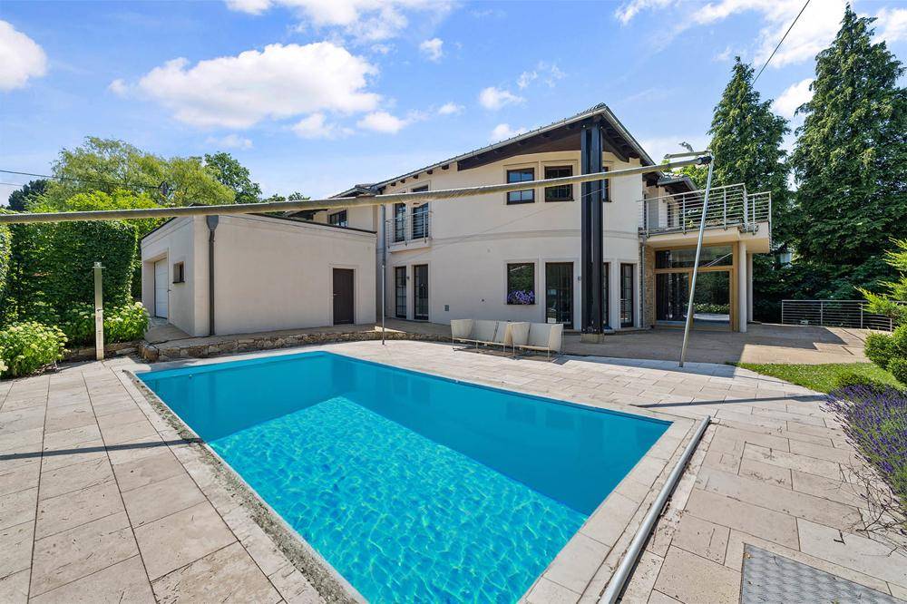 Der Pool lädt zum Sprung ins kühle Nass ein