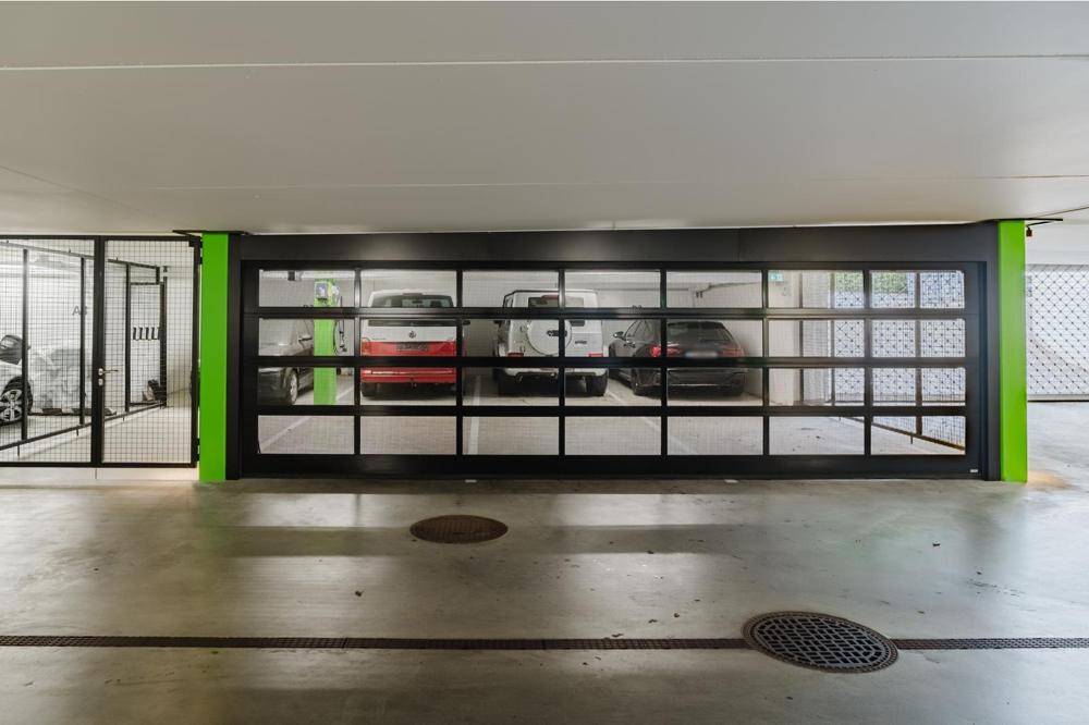 Die Tiefgarage mit Rolltor