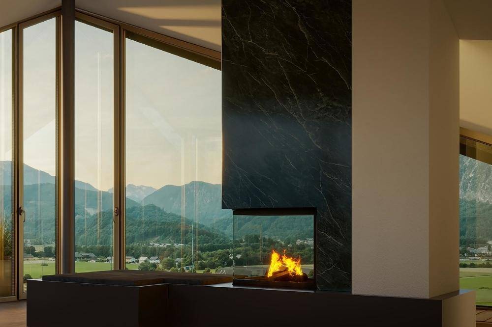 Gemütlicher Wohnbereich mit modernem Kamin und atemberaubendem Bergblick durch große Fenster.
