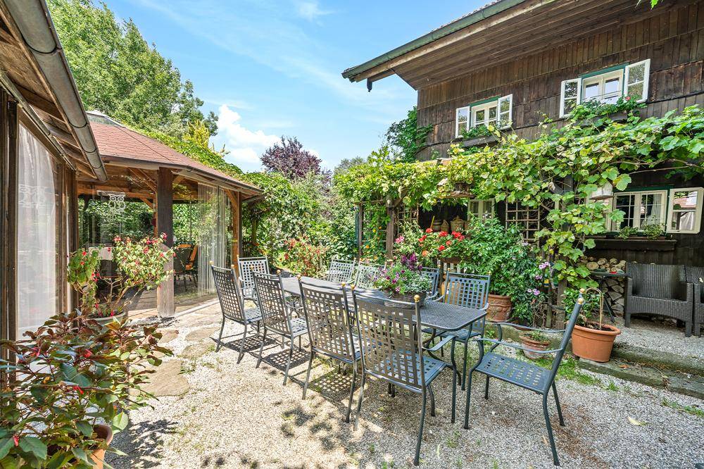 Der charmante Innenhof mit Salettl für gemütliche Stunden