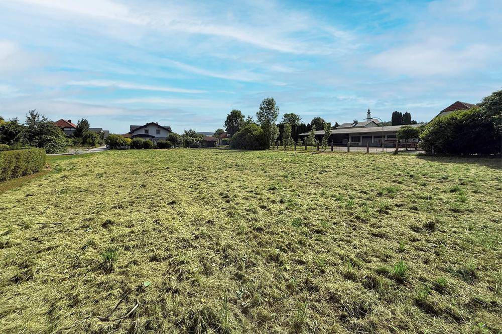 Offenes, sonniges Grundstück mit weitem Blick auf die umliegende Wohnbebauung und Natur.