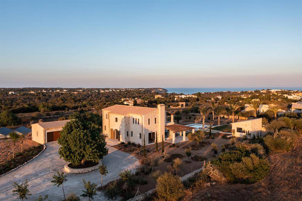 Weitläufige Luftaufnahme des Anwesens mit Meerblick und umliegender mediterraner Landschaft.