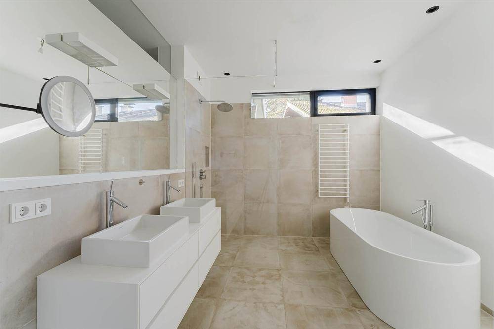 Modernes Badezimmer mit Doppelwaschbecken, freistehender Badewanne und großer Dusche.