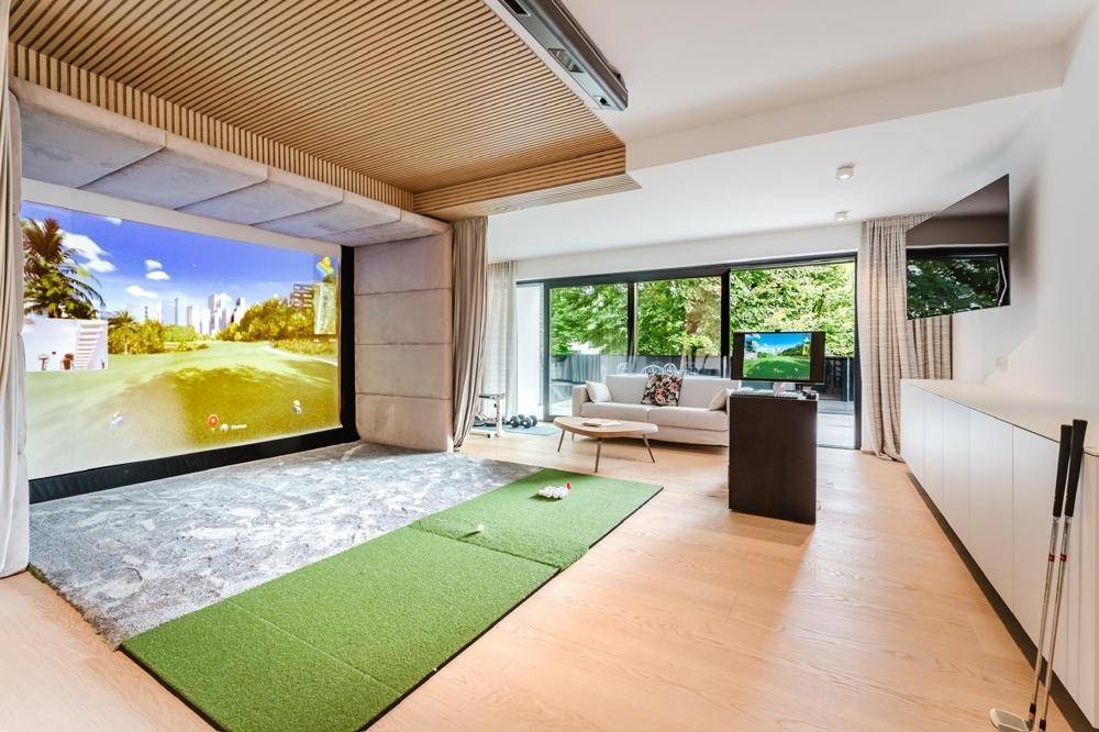 Exklusiver Freizeitkomfort mit voll ausgestattetem Golfsimulator im unteren Geschoss