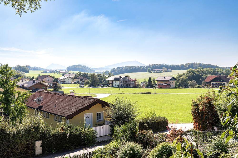 Blick vom Garten in die Salzburger Bergwelt