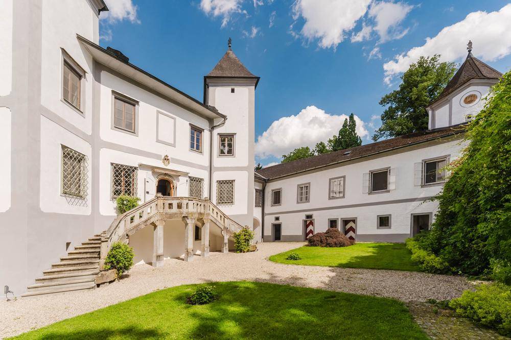 Historische Fassade des Anwesens mit einer eleganten Freitreppe und einem gepflegten Kieshof.