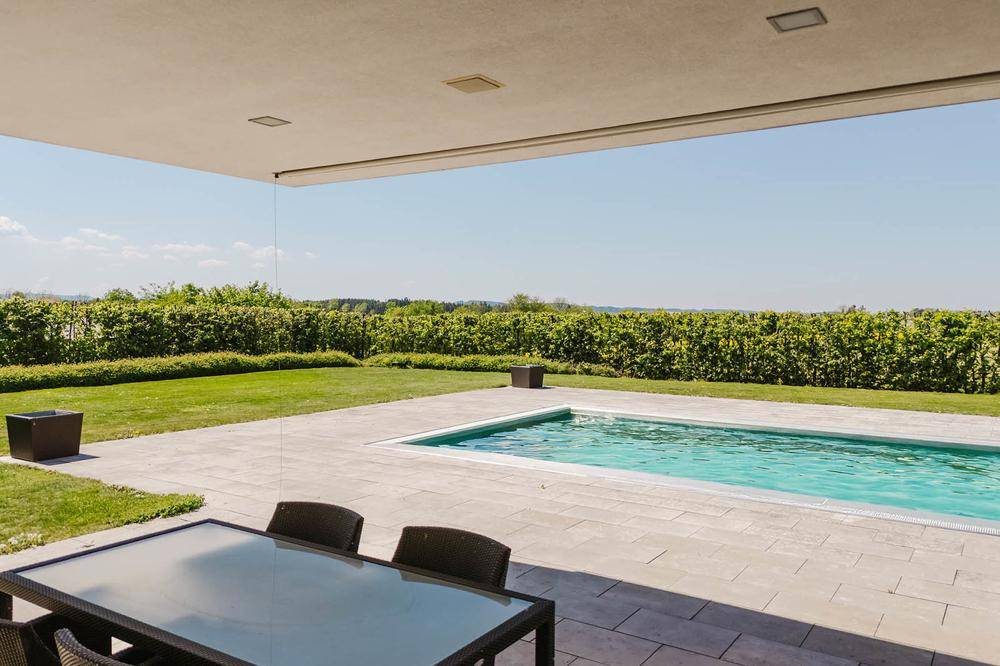 Der Pool lädt an warmen Sommertagen zum Sprung ins kühle Nass ein