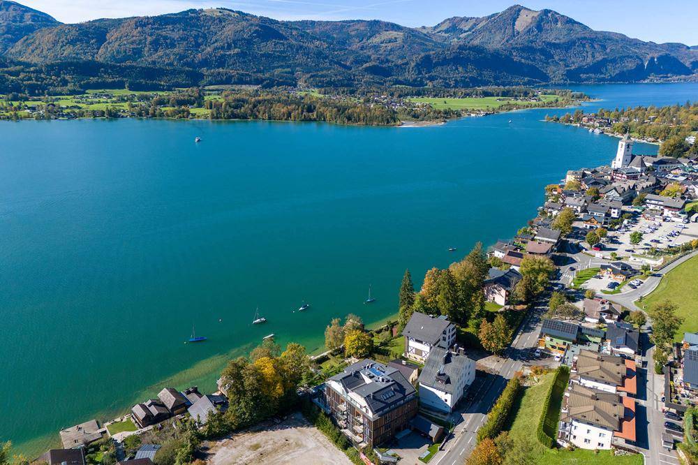 Herrlich glitzernder Wolfgangsee - Drohnenaufnahme