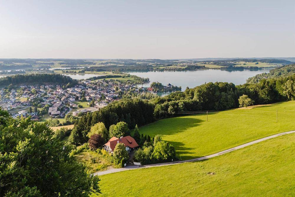 Eingebettet in Natur, mit weitem Blick über das Salzburger Seenland