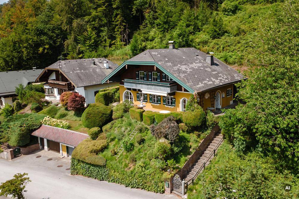 Weitläufige Luftaufnahme des Anwesens mit üppiger Vegetation und einer Außentreppe.