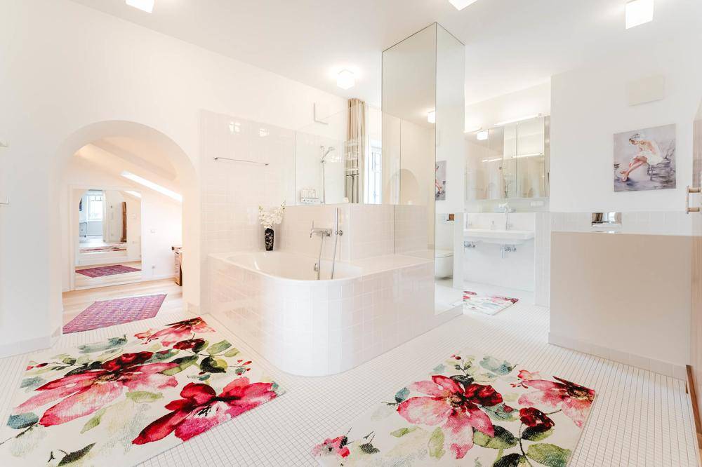 ... mit Bad en Suite samt Badewanne und Regendusche