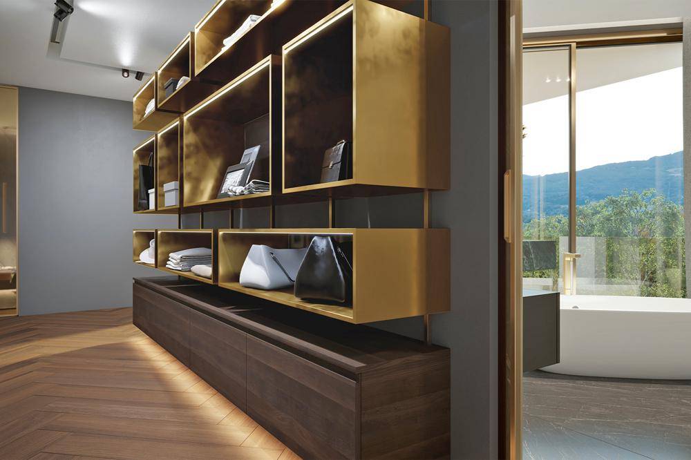 Moderner Stauraum mit eleganten goldenen Regalen und dunklen Holzschränken.