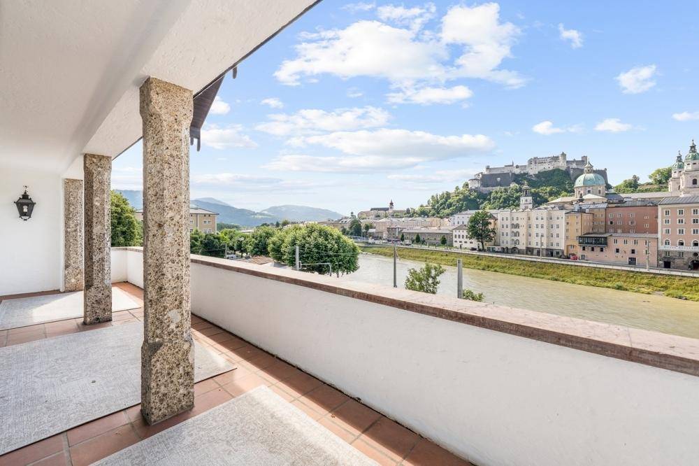 Geräumige Terrasse mit Panoramablick auf die Stadt, den Fluss und die Festung Hohensalzburg.
