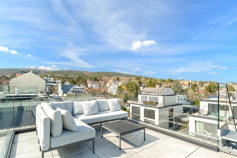 Möblierte Dachterrasse mit Panoramablick über die Umgebung und die Berge.