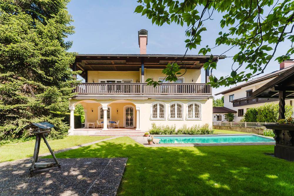 Die Aussenansicht und der großzügige Garten