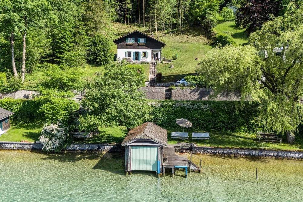 Idyllisches Haus am bewaldeten Hang mit privatem Bootshaus und direktem Seezugang.