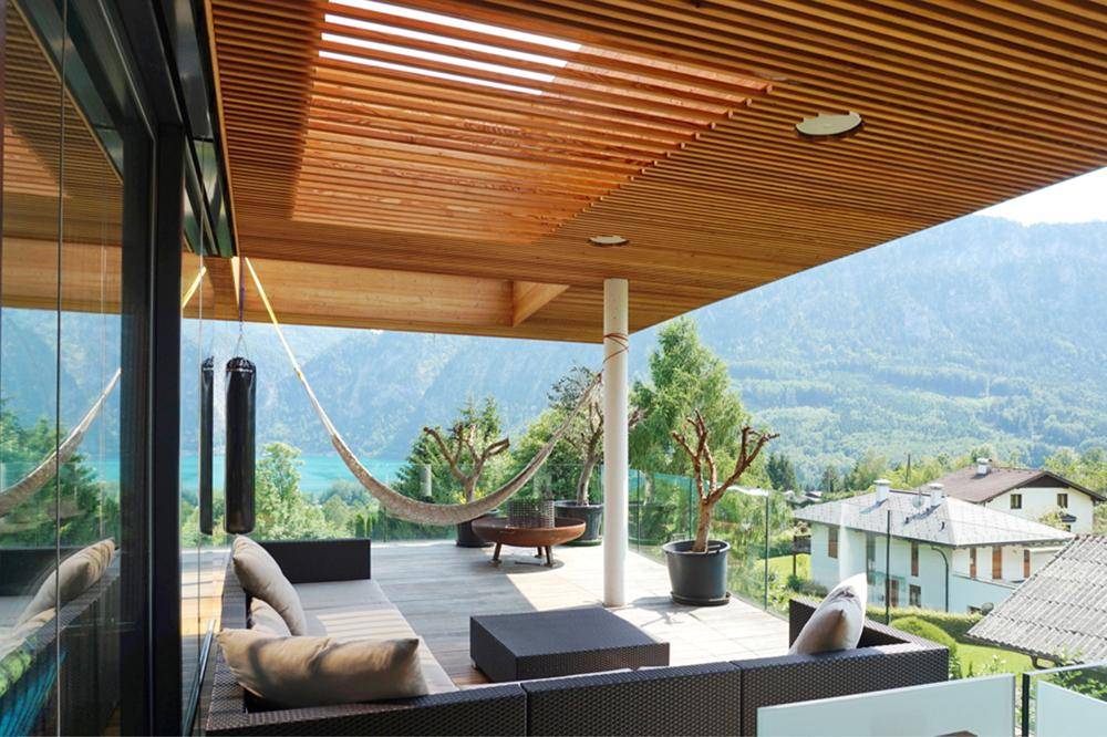 Die rund 123 m² große Terrasse lädt zum Relaxen ein