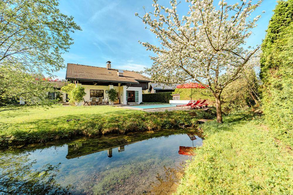 Der Garten mit altem Baumbestand und idyllischem Teich