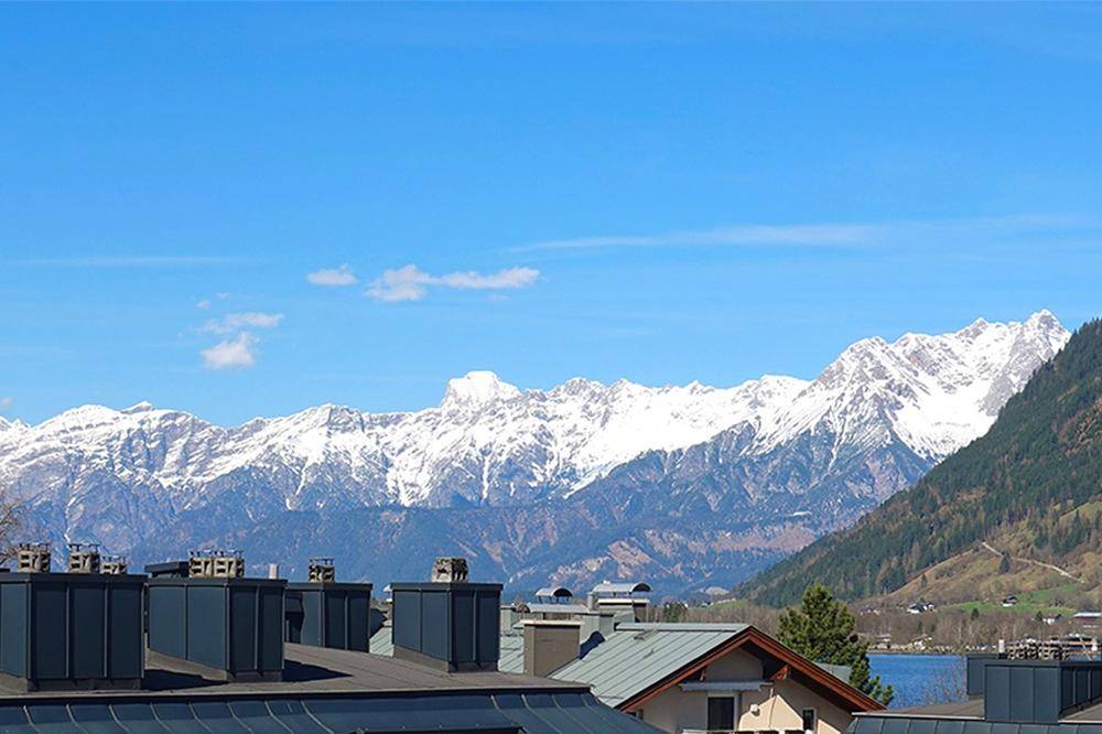 Aussicht zum tiefblauen Zeller See und die Berge