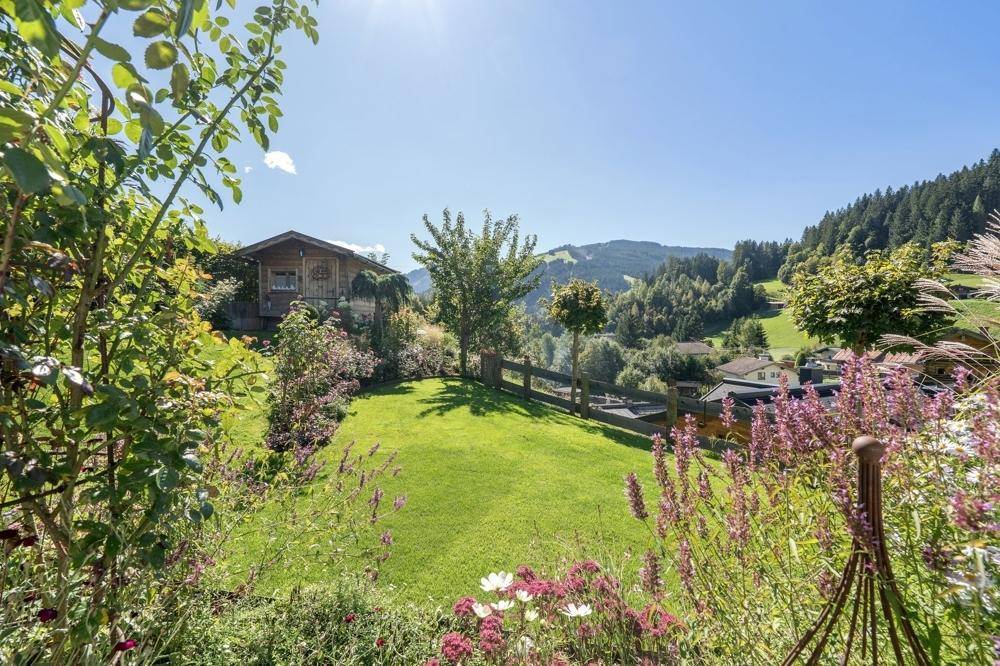 Der großzügige Garten mit Gartenhäuschen