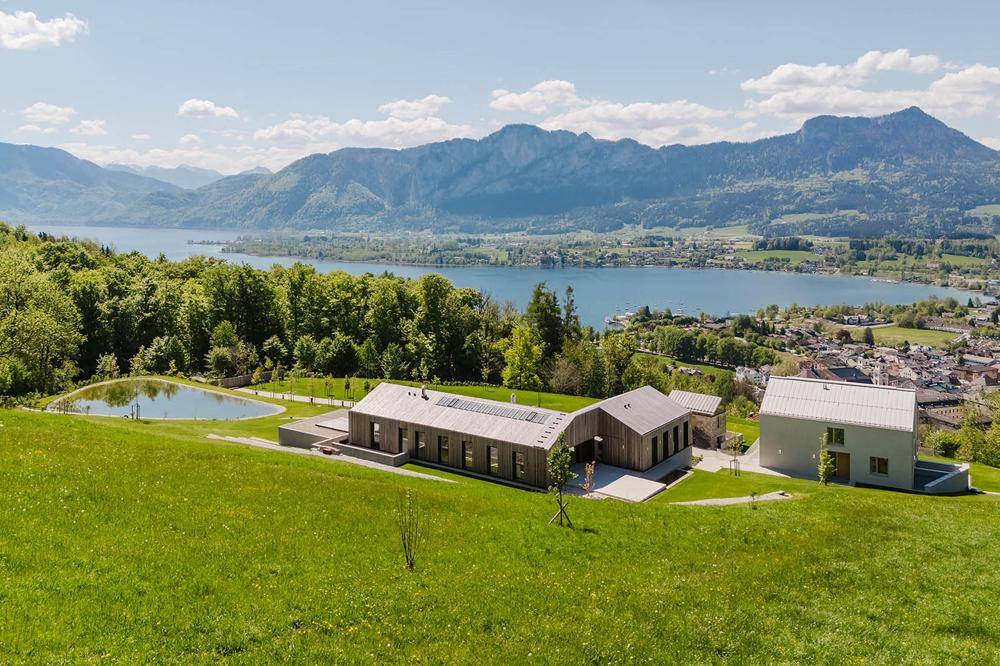 EIN ORT FÜR BESONDERE MOMENTE!Refugium am Mondseeberg auf 2,8 Hektar mit spektakulärem Seepanorama - Ansicht 2