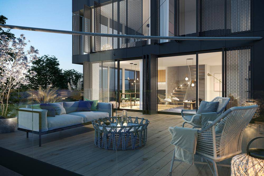 Geräumige Terrasse mit bequemen Loungemöbeln und Blick auf den modernen Wohnbereich.