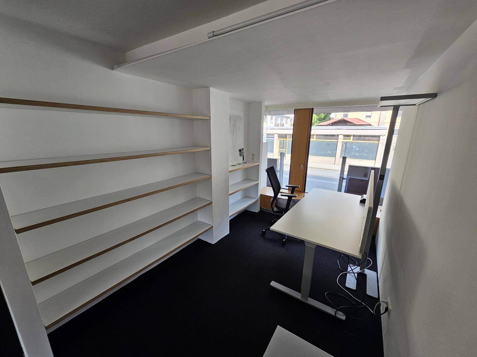 Büro mittig