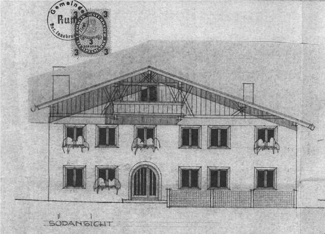 Historische Südansicht des Gebäudes mit Balkon und traditionellen Fenstern.