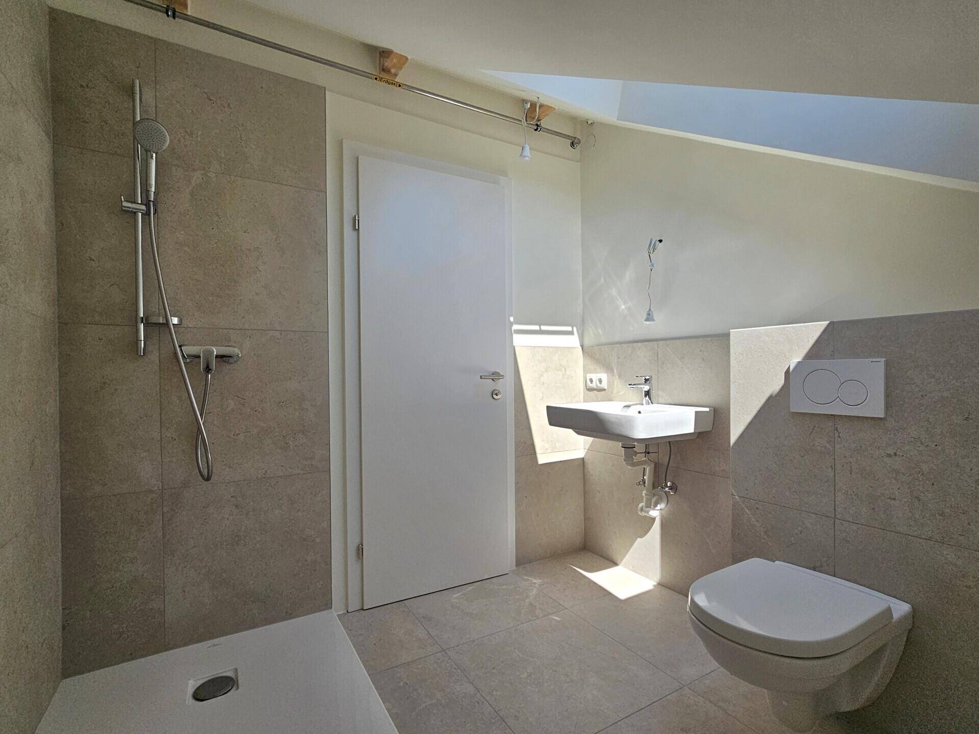sanierte Dachgeschoßwohnung in ruhiger Lage mit Weitblick – další