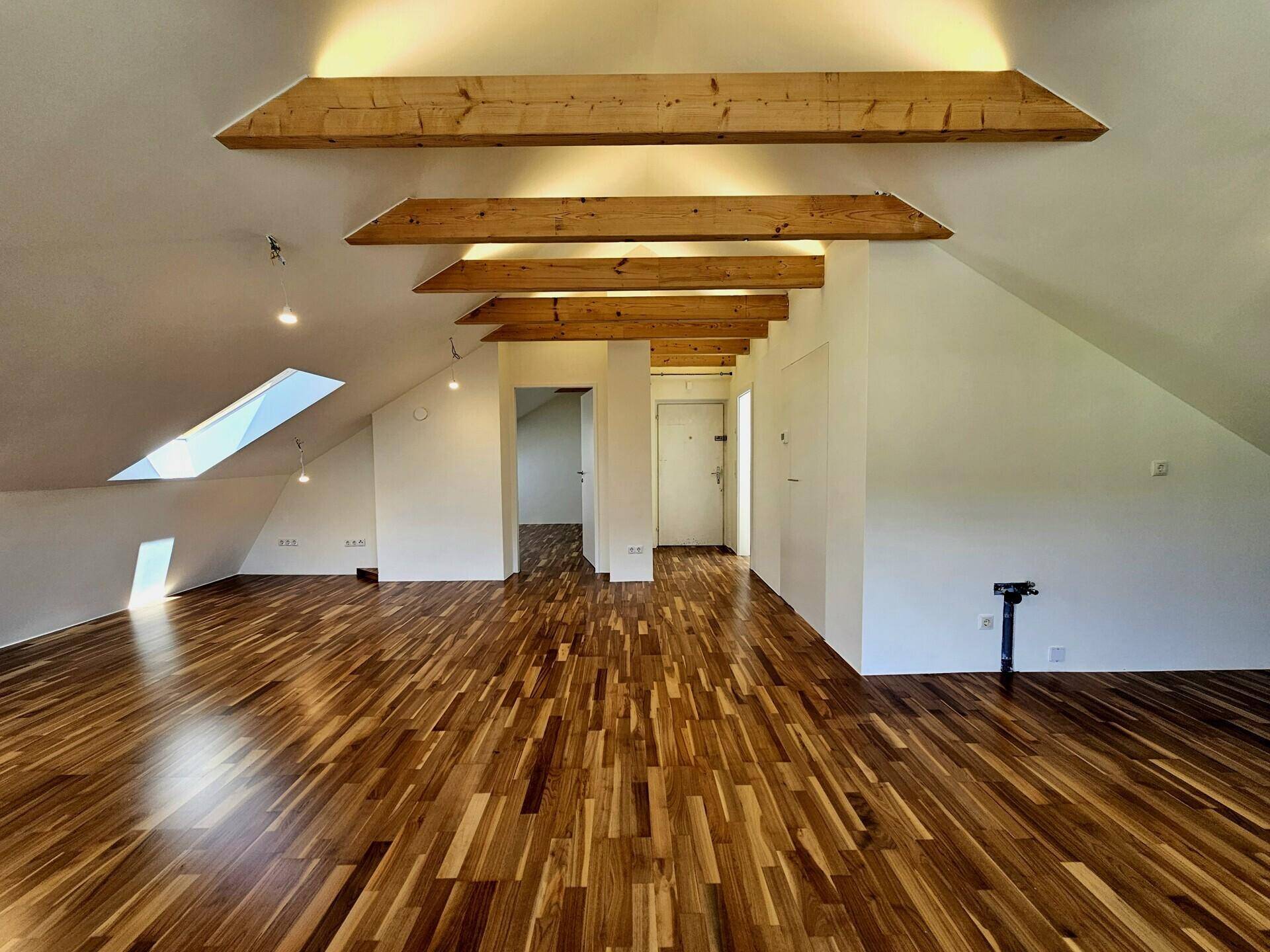 sanierte Dachgeschoßwohnung in ruhiger Lage mit Weitblick – pohled 2