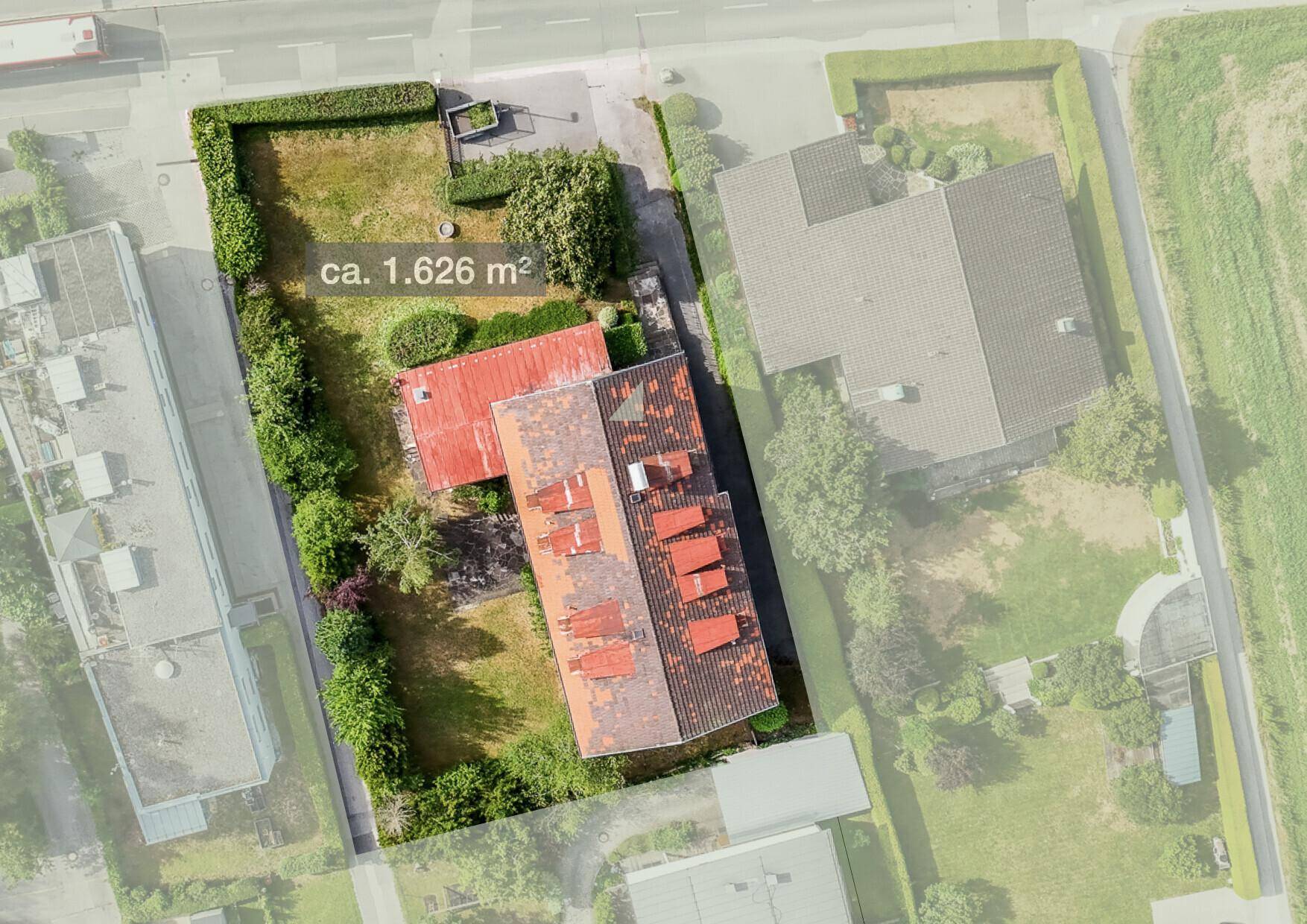 Draufsicht auf ein Grundstück mit Gebäude und einer Fläche von ca. 1.626 m².