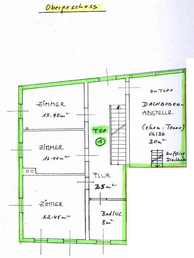 Grundriss des Obergeschosses mit drei Zimmern, Bad und Dachbodenabstellraum.