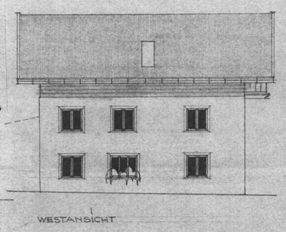 Historische Westansicht des Gebäudes mit schlichten Fenstern und Dachform.