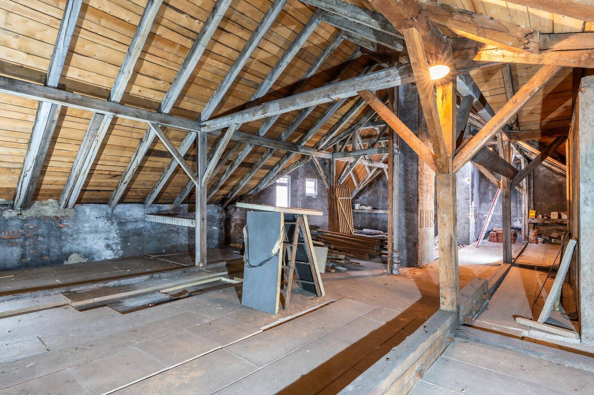 Großer Dachboden mit sichtbarer Holzkonstruktion und viel Potenzial für zukünftige Wohnräume.