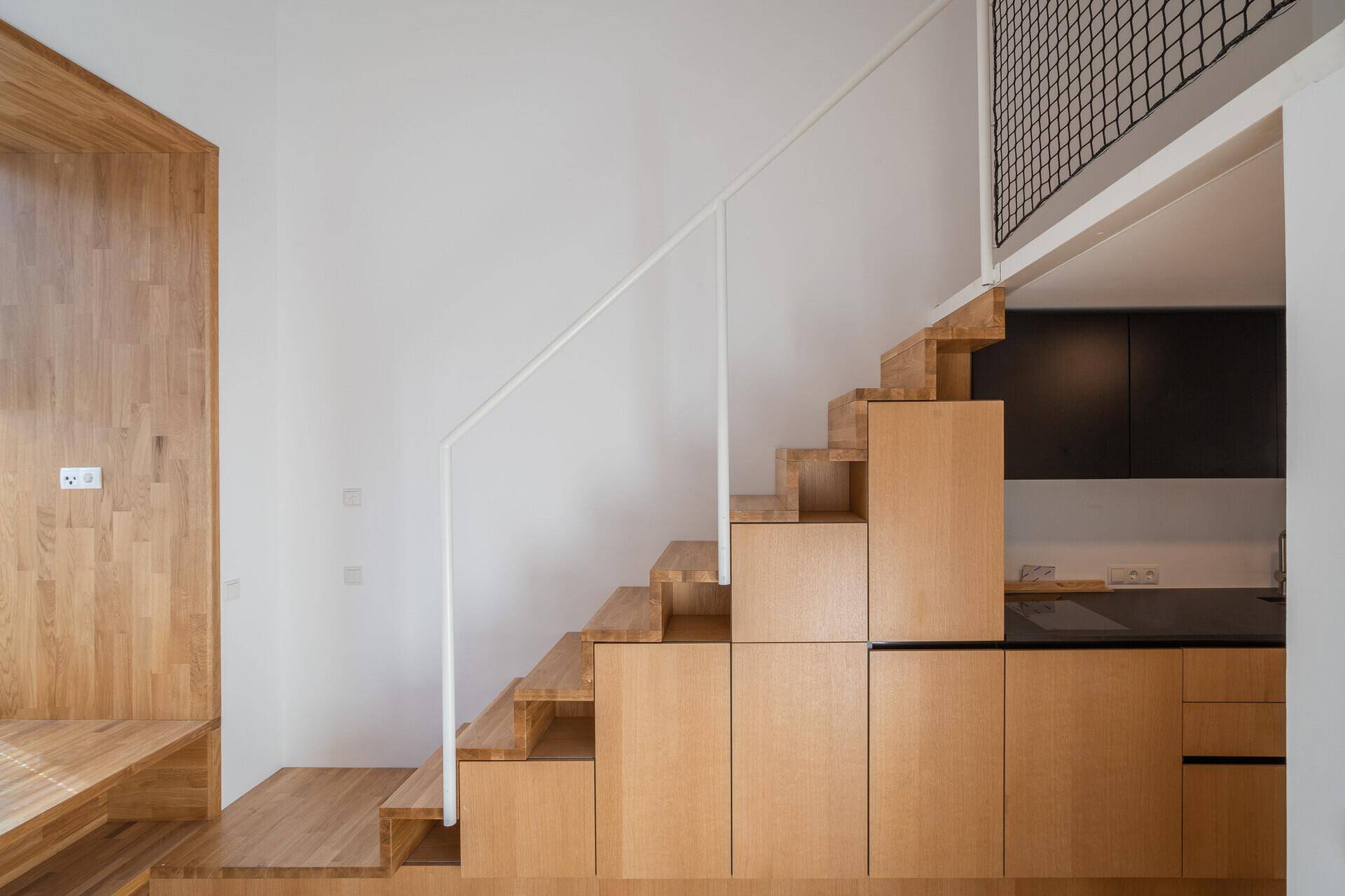 Stauraum unter Treppe