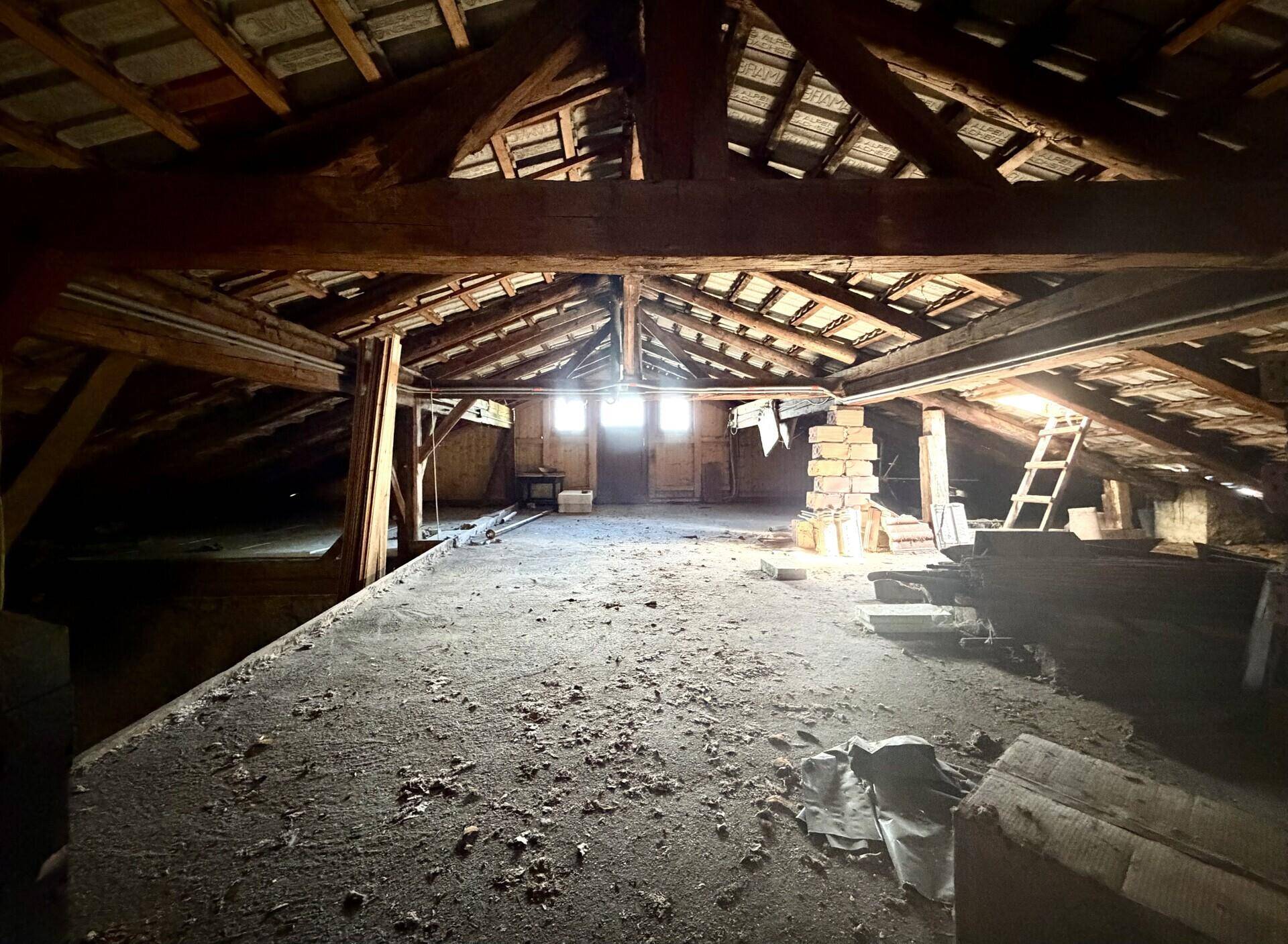 Geräumiger, unausgebauter Dachboden mit sichtbaren Holzbalken und viel Potenzial.