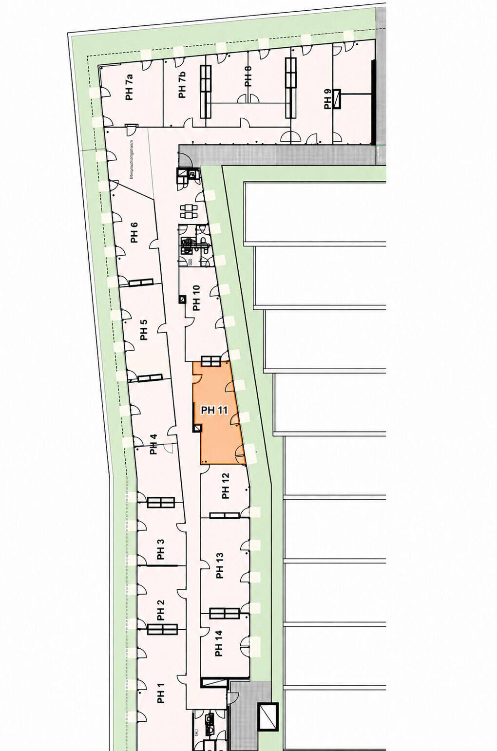 Grundrissplan zeigt mehrere Büroeinheiten entlang eines zentralen Korridors.