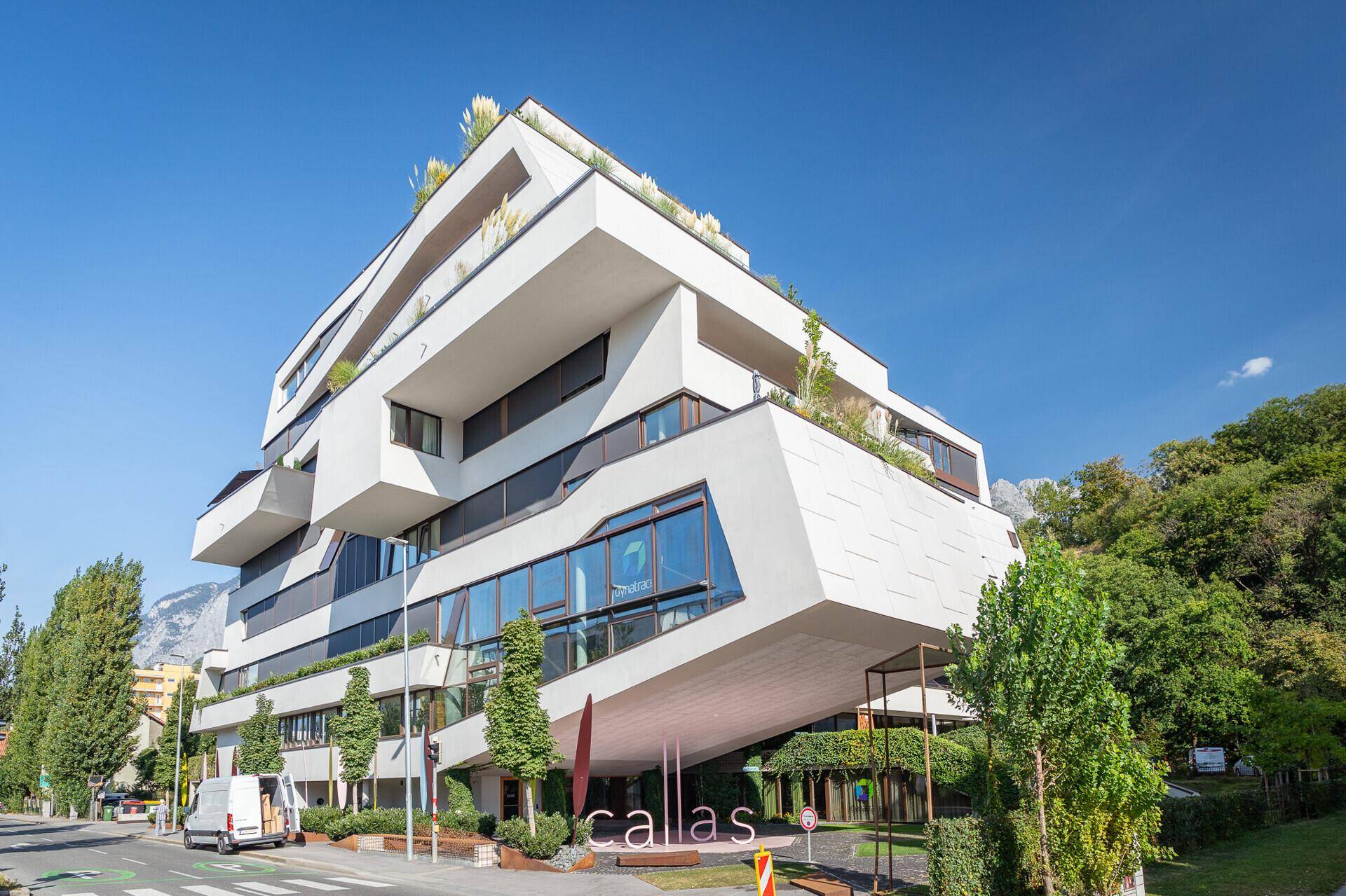 Moderne Architektur des Gebäudes mit markanten Linien und großen Fensterfronten.