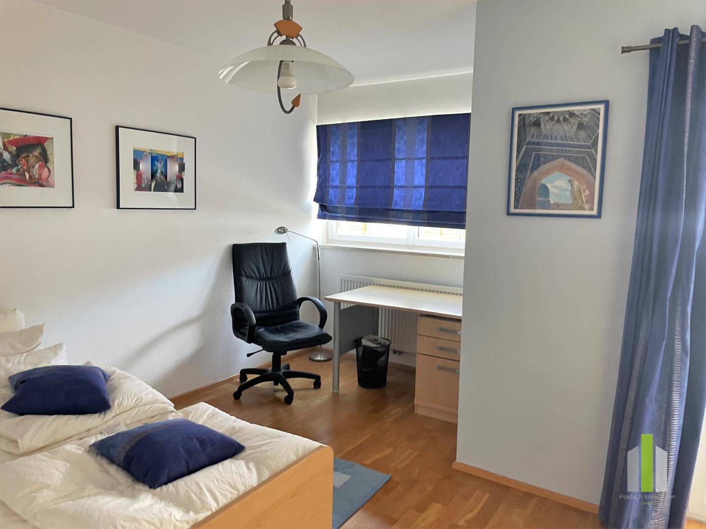 Schlafzimmer mit Zugang zum Balkon im OG